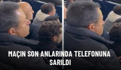 Maçın son anlarında telefonuna sarıldı