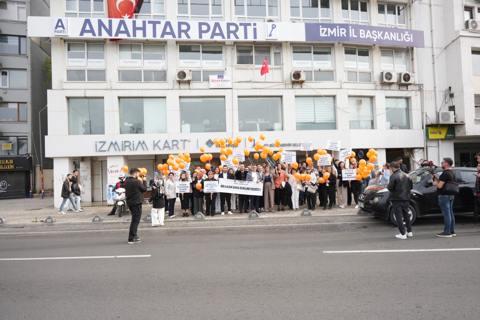 ANAHTAR PARTİ  “KADINLAR İÇİN YÜRÜDÜ “
